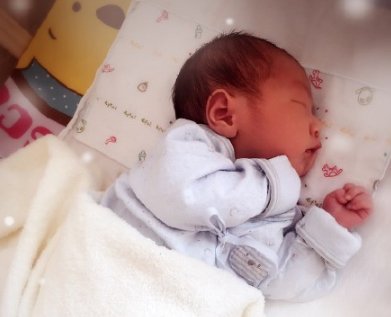 新生儿和妈妈一起睡好，还是自己睡婴儿床更好？