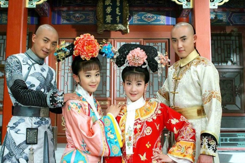 新还珠格格小燕子结局和谁在一起了？