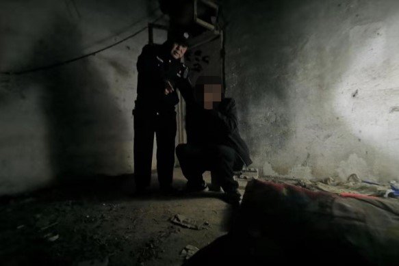 男子在杭州一墓地住了15年，被发现时他变成了什么模样？