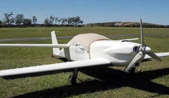 法国飞行员在空中突发心脏病，女乘客成功接管着陆，她是否有飞行经验？