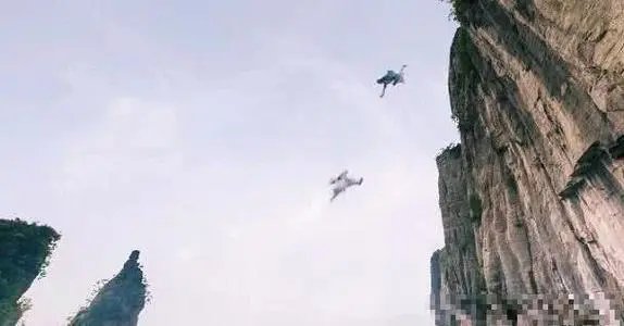 女游客在新乡失足坠崖，结局令人心痛，事情的始末到底是怎样的？