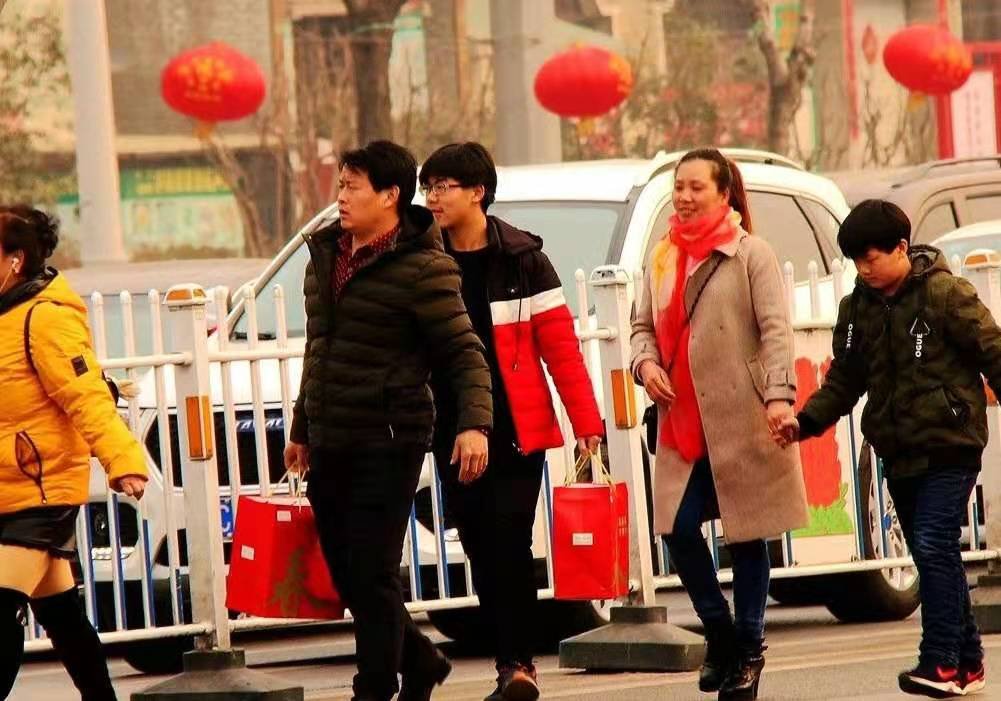 岳云鹏没能送父亲最后一程被网友骂，艺人真的戏比天大吗？