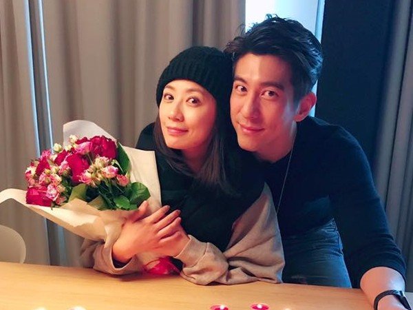 贾静雯化身理发师全家换新发型，她的技术怎么样？