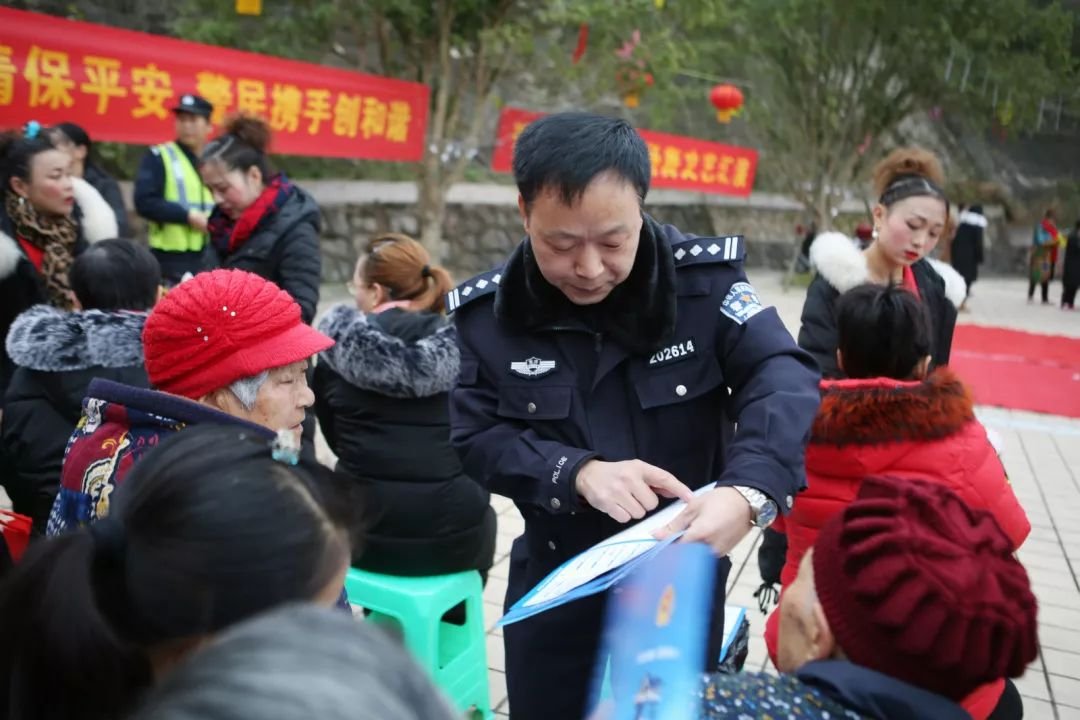 安徽小伙弃车与民警共追违法嫌疑人，小伙为何这么做？