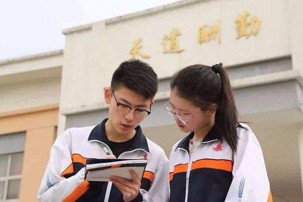 建议将高中生22点就寝写入保护法，如何才能保障到孩子们的健康？