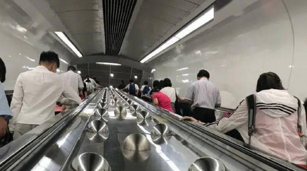 老夫妻地铁站摔伤拒绝通知家人，他说了什么话