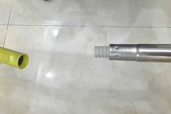 如何拆旋转拖把的杆子？