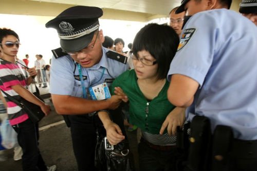 安徽小伙弃车与民警共追违法嫌疑人，小伙为何这么做？