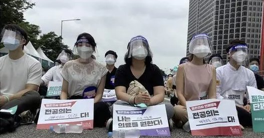 抗议政府医疗政策，韩国医生为何敢集体罢诊？
