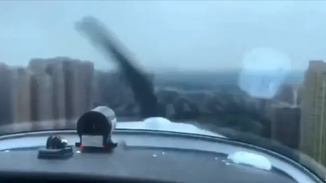 小飞机低空穿越成都楼群，最低时还没有居民楼高，有何安全风险？