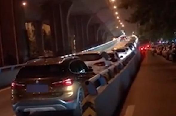 郑州市民将车停高架桥交警说了啥？
