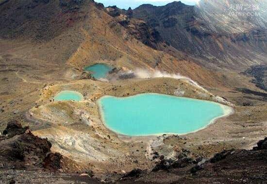 伊拉克血湖，是不是这里是否上演过令人KB的暴行，导致湖水被鲜血染成红色？