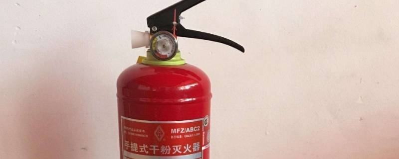干粉灭火器的压把怎样才能按下去