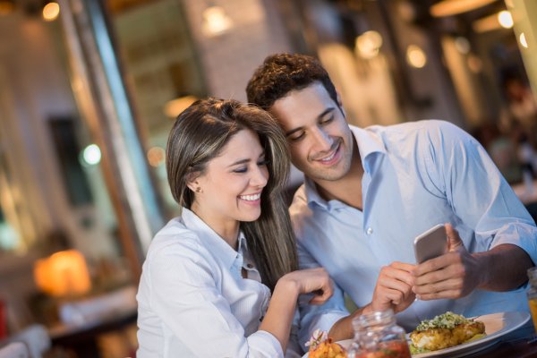 女朋友说我交的都是狐朋狗友我该跟她分手吗？