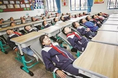 南京一小学的“变形”课桌椅让孩子们躺着午睡，小学生应不应该午休？