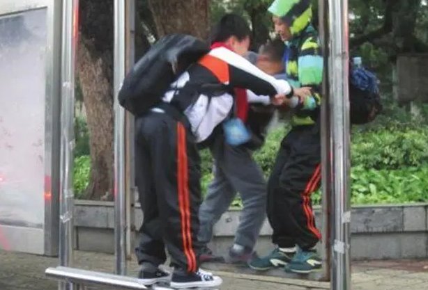 重庆女子小区内强抢小孩遭居民围堵，出门在外时如何保障孩子的安全？