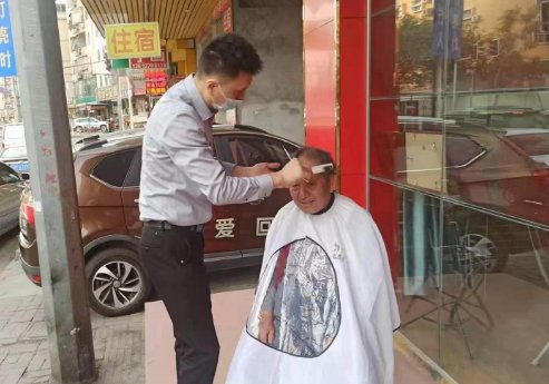 流浪街头的破产董事长已被儿子接回，昔日董事长是如何变成流浪汉的？