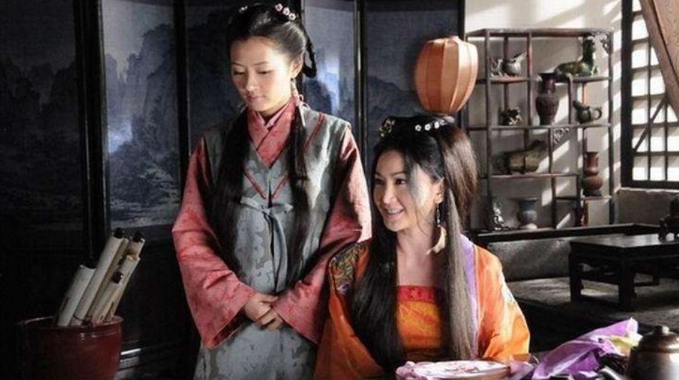 石秀和杨雄只是结拜兄弟，为何他死盯着杨雄老婆不放？