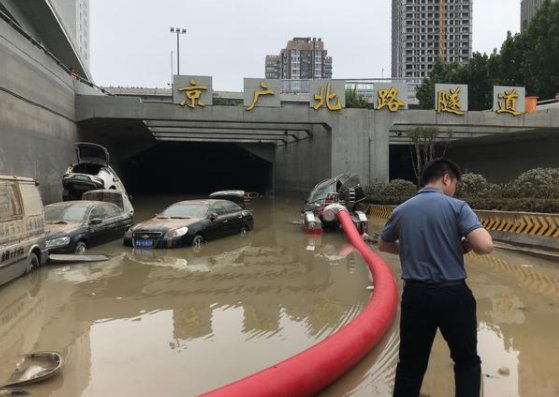 京广隧道拖出涉水车辆超两百，抽水机连抽两天仍未停？