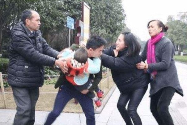 重庆女子小区内强抢小孩遭居民围堵，出门在外时如何保障孩子的安全？