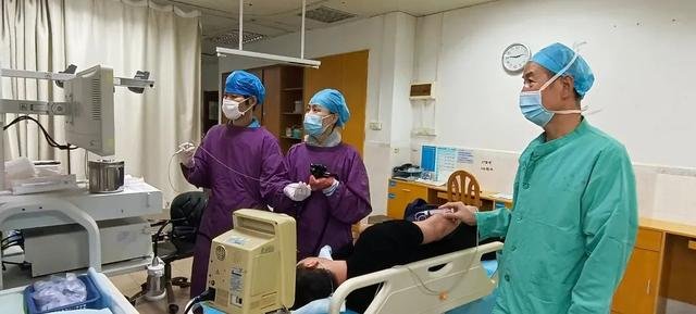 广州一女子误吞17厘米长塑料勺，她为何会这么做？