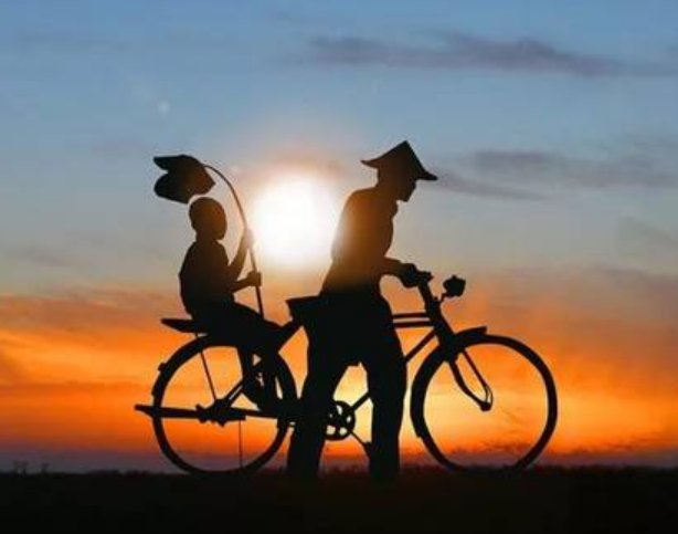 爸爸跨桌给女儿夹鸡腿，送完一只又一只，父爱究竟有多伟大？