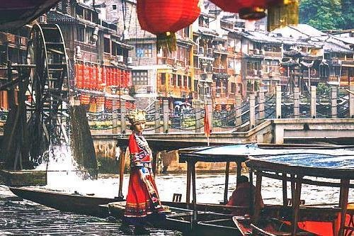 凤凰古城位于哪个省份？是一座怎么样的古城？