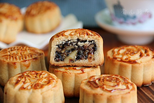 云南一男子买到9天后生产的月饼，厂家对此有何回应？