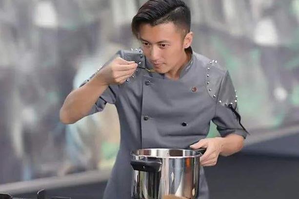 至今仍用诺基亚手机的李健，送谢霆锋万元银壶做生日礼物，你怎么看？