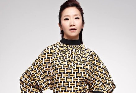 有句歌词“十个男人七个傻八个呆九个坏，只有一个人人爱不耍赖又很帅”是什么歌？