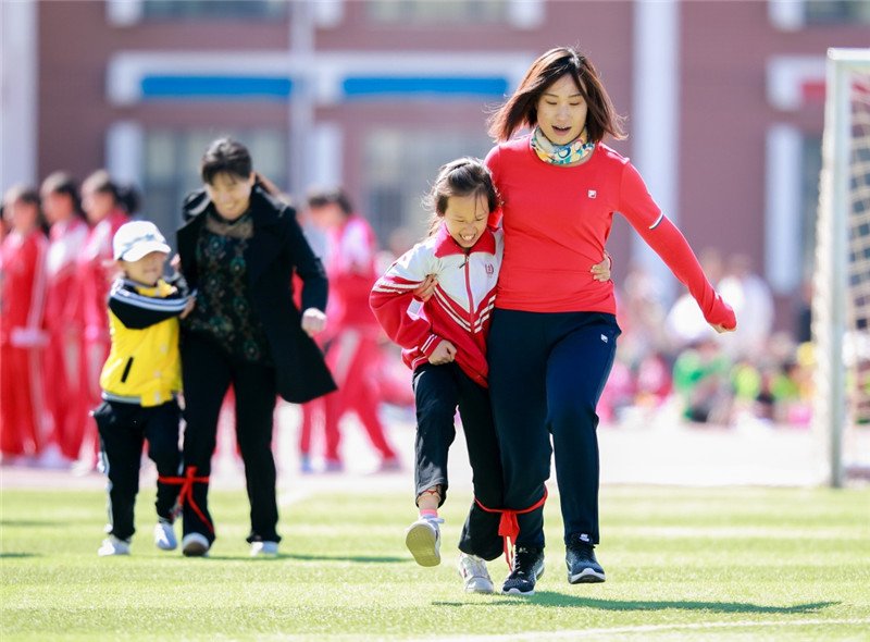 江苏一名小学生为解除玩游戏时长限制被骗千元，从中反映出了什么问题？