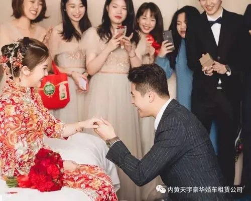 福州一新郎接亲遇满屋小孩喊口号要红包，你如何看待这种堵门方式？