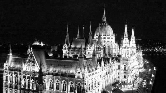 你觉得布达佩斯推出摩天轮饭店，是否会受到大众的青睐？