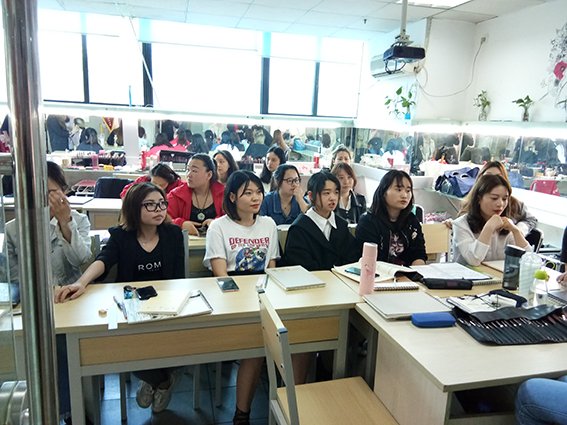 想去学纹眉纹绣，学费多少