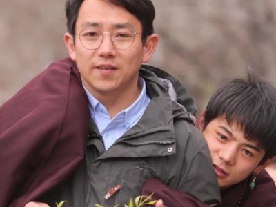 丁真与老板合照充满故事感，他们二人的相处模式是怎么样的？