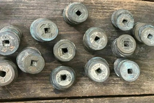 浙江一小区挖出宋代古钱币遭哄抢藏匿，人们这种行为合法吗？