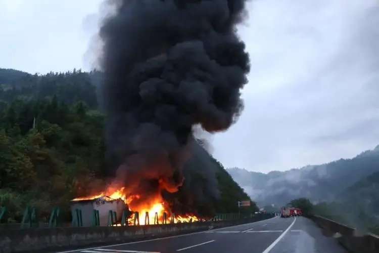 安徽金寨一高架两车追尾后起火，出现“蘑菇云”，救援工作进行的如何？