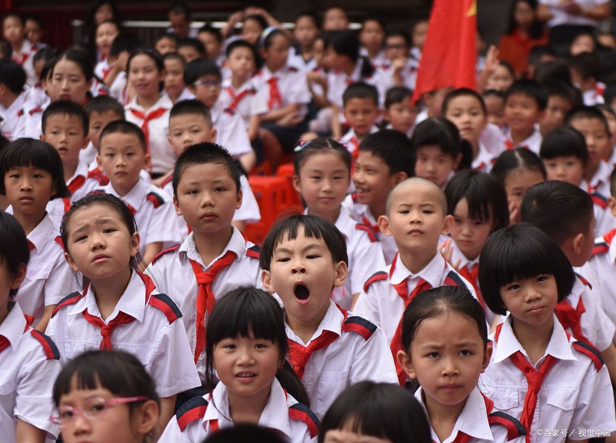 如何看待河北学校门口放锤子免费碎手机，为何不提倡中小学生带手机入校？