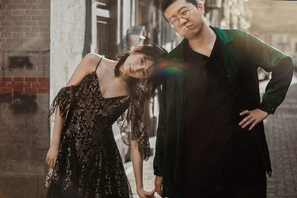 黑尾酱放弃蓝发又改染奶奶灰，背影弯腰驼背，李诞终于贴心托行李了吗？