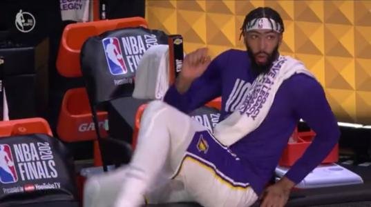 浓眉击掌被库兹马无视后，作何反应？