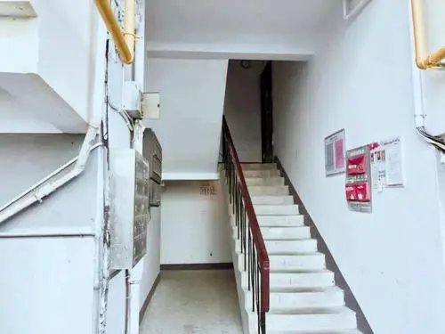 辽宁一楼房漏水楼道被冰封变冰帘洞，这给业主们带来了哪些安全隐患？