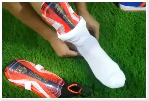 足球护腿板的正确戴法