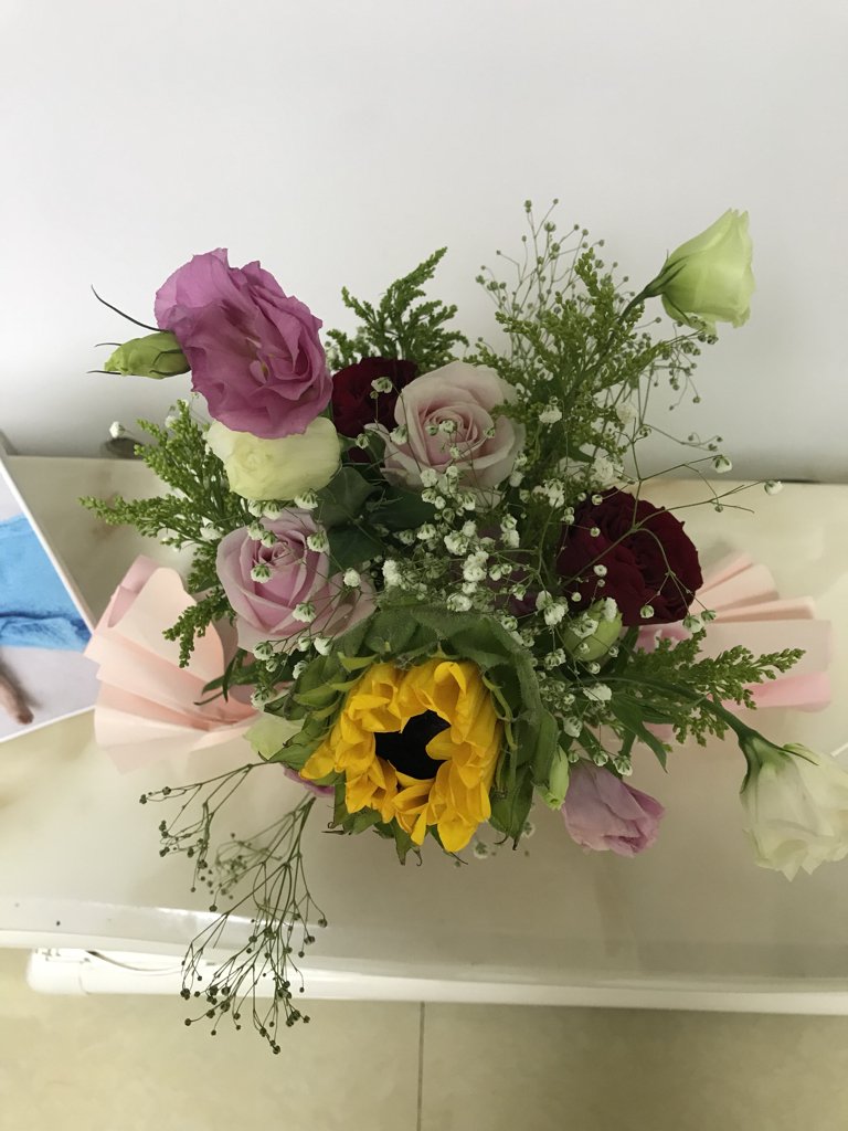 妹妹比较娇气，不喜欢干家务，回家都是躲在自己的房间里面，玩手机，我们要干活，我叫他来干活？