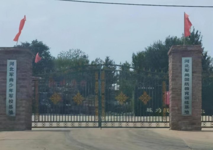 被打时不敢哭！两小孩夏令营溜号被教官打伤，教官是否构成犯罪？