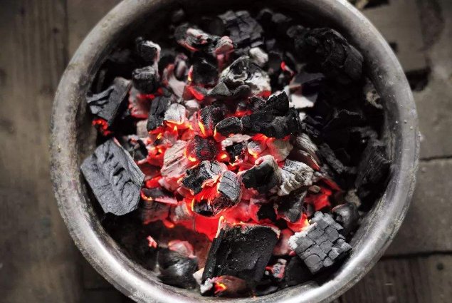 扬州两男一女疑相约酒店烧炭自杀身亡，结伴自杀为何不互助求生?