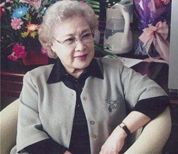 丈夫出轨亲妹妹，遭儿子打骂，女儿和她活成陌生人，秦怡人生为何那么悲惨？