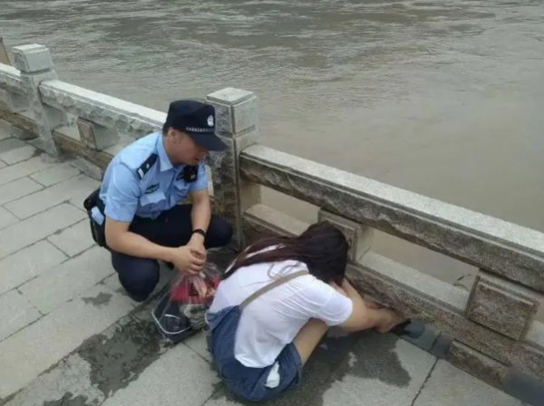 福建19岁女孩因跳河自杀,导致6人溺亡,女孩轻生的原因是什么?