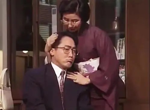 女朋友不满我与母亲同住在一间屋子，怎么办呢？