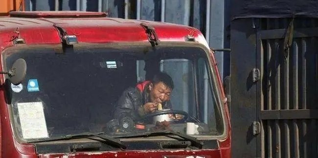 2000万卡车司机被高速困住的人生：如何才能解决他们困境？