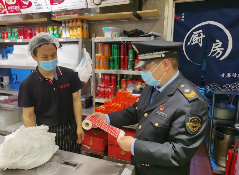 两只狗在操作台上品尝顾客的外卖，商家却在继续装餐，这种情况很常见吗？